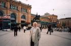 thumbs/42 Gordon outside Main Station.jpg